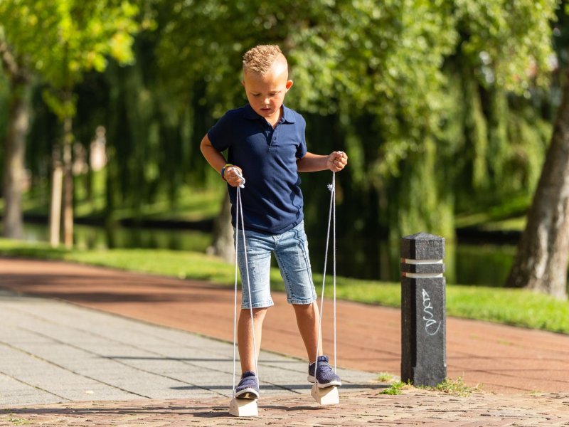 Walking bobbins | Outdoor play