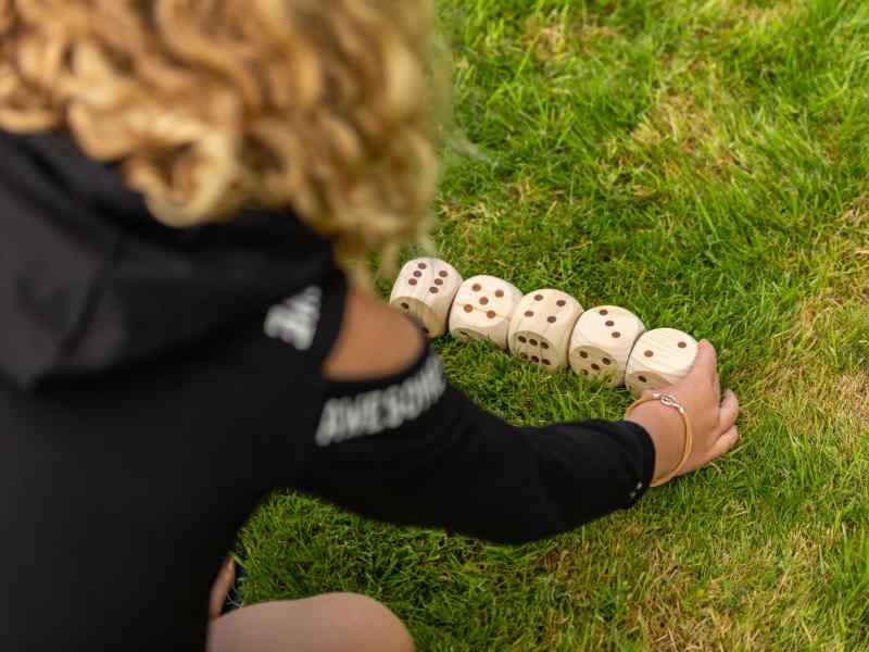 outdoor play yatzy 8